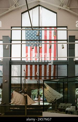 Eine riesige amerikanische Flagge hängt am Eingang des Salem (Armory) Visitor Centre im historischen Salem, Massachusetts. Stockfoto