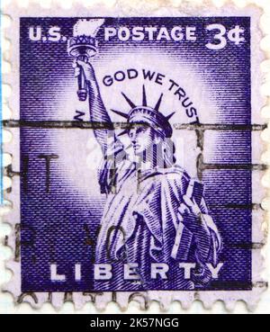 Foto einer USPS-Briefmarke Freiheitsstatue (1875) Liberty Island New York City Liberty Ausgabe 1954 Stockfoto