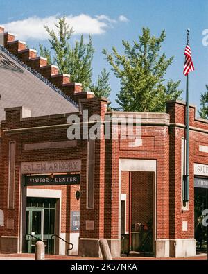 Eine klassische Backsteinrüstung, die in das Salem Visitors Center im historischen Salem, Massachusetts, umgewandelt wurde. Stockfoto