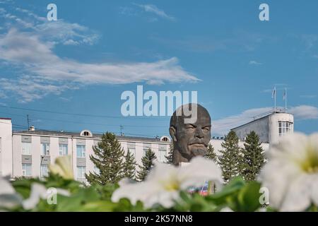 Gebäude der Regierung der Republik Burjatien, Ulan-Ude, Russland. Lenin-Denkmal, 1971. Stockfoto