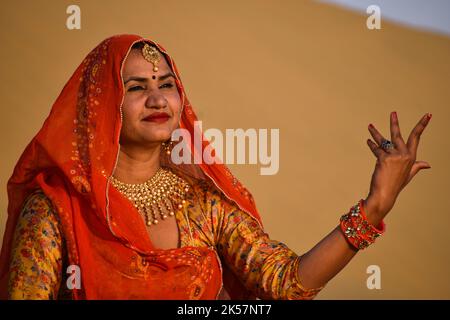 Local Lady Dancing in Thar Desert, Rajasthan Stockfoto