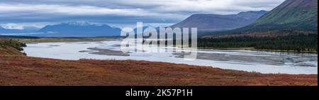 Der Susitna River vom Denali Highway in Alaska aus gesehen mit Herbstfarbe im September. Stockfoto