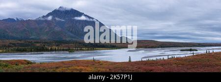 Der Susitna River vom Denali Highway in Alaska aus gesehen mit Herbstfarbe im September. Stockfoto