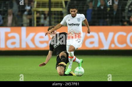 Brüssel, Belgien, 06. Oktober 2022, Frederik Kristian Arnstad von Anderlecht und Flynn Downes von West Ham kämpfen während eines Fußballspiels zwischen dem belgischen RSC Anderlecht und dem britischen West Ham United FC am Donnerstag, dem 06. Oktober 2022 in Anderlecht, Brüssel, Belgien, um den Ball. Am dritten Tag in der Gruppenphase der UEFA Conference League. BELGA FOTO VIRGINIE LEFOUR Stockfoto