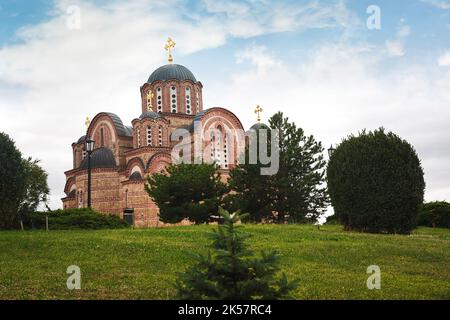 Orthodoxe Kirche von Hercegovacka Gracanica in Trebinje, Republika Srpska, Bosnien und Herzegowina. Die Kirche befindet sich über der Stadt, auf der historischen Stockfoto