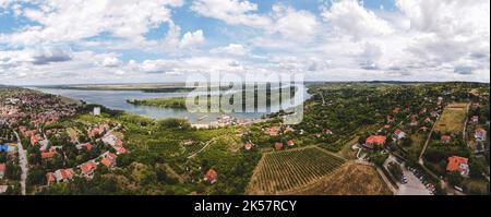 Luftaufnahme der kleinen Stadt Grocka in der Nähe von Belgrad an der Donau. Die Stadt verläuft entlang der Donau, der zweitlängsten Fluss Europas.Natur Stockfoto