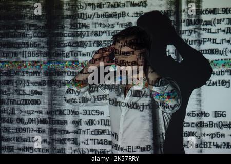 Nervöse Geschäftsmann Cyber-Sicherheit Hacker-Angriff Stockfoto