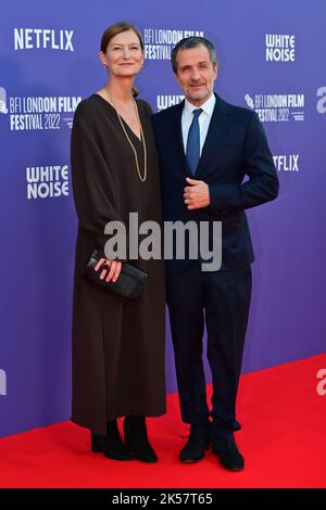 London, Großbritannien - 6.. Oktober 2022. Rose Uniacke und David Heyman kommen nach White Noise - UK Premiere in der Royal Festival Hall, London, UK - 6.. Oktober 2022. Stockfoto