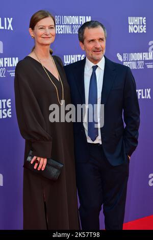 London, Großbritannien - 6.. Oktober 2022. Rose Uniacke und David Heyman kommen nach White Noise - UK Premiere in der Royal Festival Hall, London, UK - 6.. Oktober 2022. Stockfoto