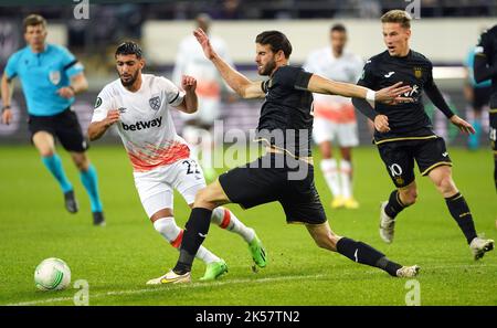 West Ham United sagte, dass Benrahma (links) und RSC Anderlecht's Wesley Hoedt während des Spiels der UEFA Europa Conference League im Lotto Park, Anderlecht, um den Ball kämpfen. Bilddatum: Donnerstag, 6. Oktober 2022. Stockfoto