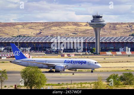 Madrid, Spanien, 30. Oktober 2022: Flugzeug landet am Flughafen und nähert sich dem Passagierterminal. Stockfoto