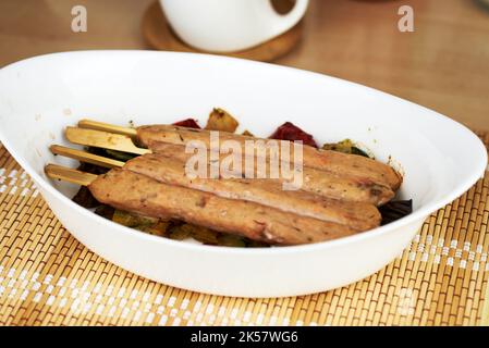 Lula Kebab ist ein traditionelles Gericht, das aus Fleisch besteht, das auf Holzspießen aufspiessen und gegrillt wird. Stockfoto