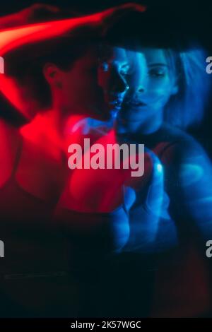Psychedelisch Halluzination Frau in rot blauem Licht Stockfoto