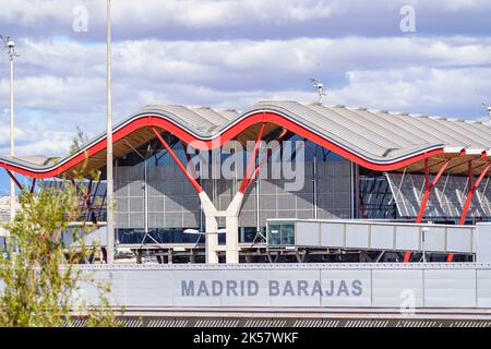 Madrid, Spanien, 30. Oktober 2022: Madrid Barajas Airport Terminal mit seiner modernistischen Architektur. Stockfoto