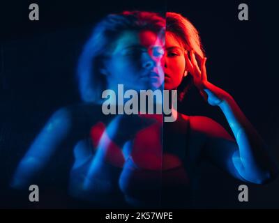 Gedankenkontrolle Telepathie holografische Frau in Neon Stockfoto