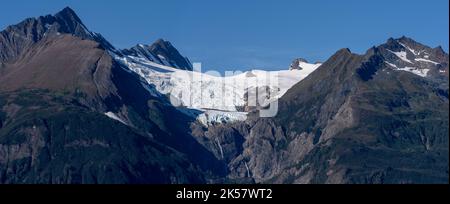 Berggipfel der Chilkat Range vom Chilkat State Park in der Nähe von Haines, Alaska. Stockfoto