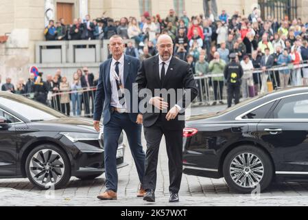 Prag, Tschechische Republik. 06. Oktober 2022. Premierminister der Ukraine Denys Shmyhal vor dem Gipfeltreffen der Europäischen Politischen Gemeinschaft in Prag. Es handelt sich um das erste Treffen, das jemals von einem breiteren Format von Mitgliedstaaten der Europäischen Union und anderen europäischen Ländern auf dem gesamten Kontinent durchgeführt wurde. (Foto von Tomas Tkacik/SOPA Images/Sipa USA) Quelle: SIPA USA/Alamy Live News Stockfoto