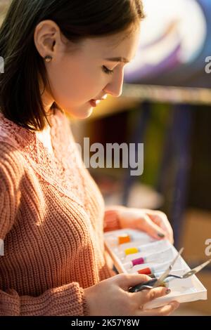 Künstler Werkzeuge Malerei liefert Frau Farbpalette Stockfoto