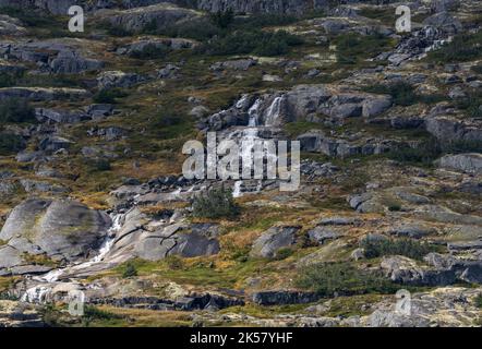 Wasserfälle entlang des Klondike Highway in Alaska südlich der Grenze zwischen Kanada und den USA. Stockfoto