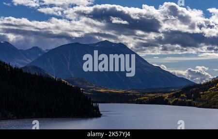 Blick über den Tagish Lake vom Klondike Highway in Yukon, Kanada. Stockfoto