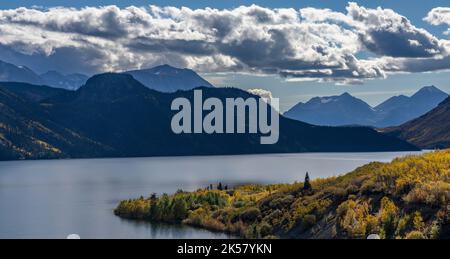 Blick über den Tagish Lake vom Klondike Highway in Yukon, Kanada. Stockfoto