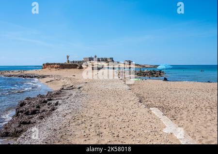 Portopaòo, Italien - 09-14-2022: Der Strandkorridor, der zur Statue von Christus dem Erlöser und zur Isola delle Correnti in Portopalo führt Stockfoto