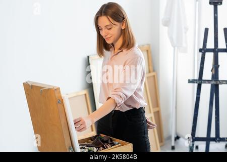 Malerei Hobby Home Art inspiriert weibliche Künstlerin Stockfoto