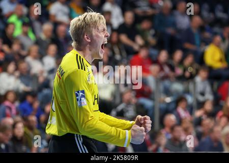 Nürnberg, Deutschland. 06. Oktober 2022. Handball: Bundesliga, HC Erlangen - Bergischer HC, Matchday 7 in der Arena Nürnberger Versicherung. Torhüter Bertram Obling aus Erlangen jubelt über einen gehaltenen Ball. Quelle: Daniel Karmann/dpa/Alamy Live News Stockfoto