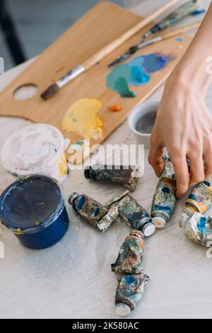 Malerei liefert Künstler Hand Acrylfarbe Rohr Stockfoto