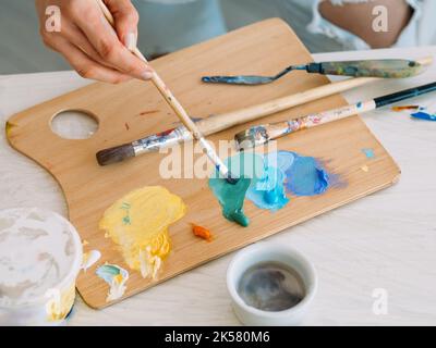 Künstler Arbeitsplatz Malerei Kunst Hände malen Palette Stockfoto