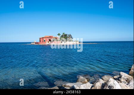 Marzamemi, Italien - 09-14-2022: Kleine Insel vor dem Strand von Marzamemi Stockfoto