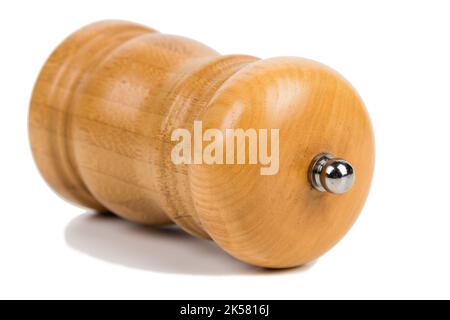 Holzhandmühle für Gewürze. Isoliert über weißem Backgrouond. Nahaufnahme. Stockfoto