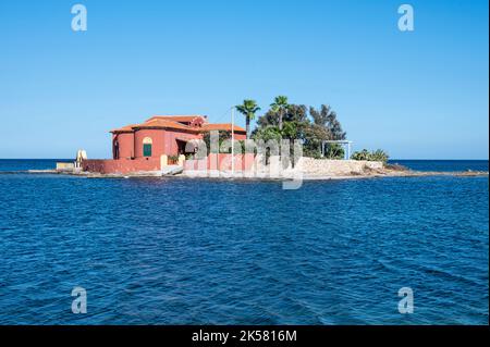 Marzamemi, Italien - 09-14-2022: Kleine Insel vor dem Strand von Marzamemi Stockfoto