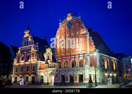 Nachtansicht des Hauses der Schwarzköpfe in Riga, Lettland Stockfoto