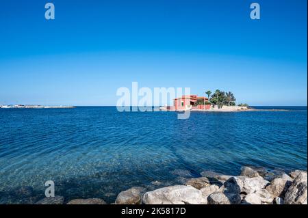 Marzamemi, Italien - 09-14-2022: Kleine Insel vor dem Strand von Marzamemi Stockfoto