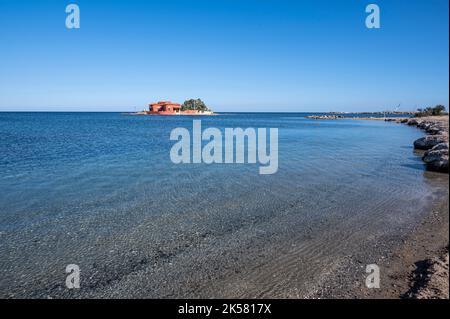 Marzamemi, Italien - 09-14-2022: Kleine Insel vor dem Strand von Marzamemi Stockfoto