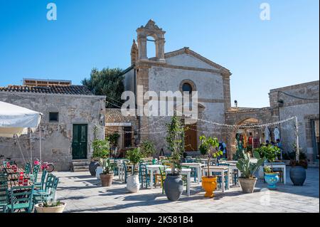 Marzamemi, Italien - 09-14-2022: Charakteristische Kirche auf dem Hauptplatz von Marzamemi Stockfoto