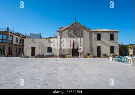 Marzamemi, Italien - 09-14-2022: Charakteristische Kirche auf dem Hauptplatz von Marzamemi Stockfoto