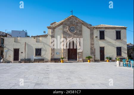 Marzamemi, Italien - 09-14-2022: Charakteristische Kirche auf dem Hauptplatz von Marzamemi Stockfoto