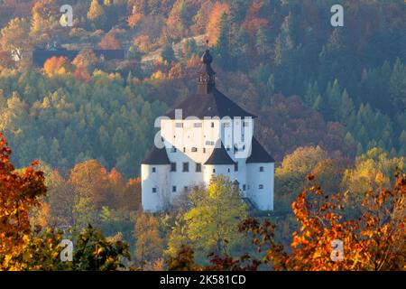 Das Neue Schloss in Banska Stiavnica bei Sonnenaufgang in einer Herbstsaison, Slowakei, Europa. Stockfoto