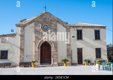 Marzamemi, Italien - 09-14-2022: Charakteristische Kirche auf dem Hauptplatz von Marzamemi Stockfoto