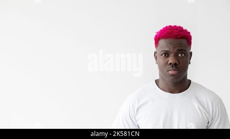 Schwarze Leben sind wichtig. Ernsthafter Mann. Soziale Toleranz. Hintergrund der Werbung. Attraktive stilvolle afrikanische Kerl mit hellen rosa Haar weiß T-Shirt isoliert Stockfoto