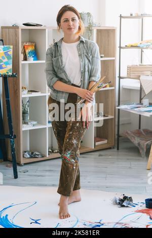 Kunstklasse Maler Lifestyle Künstlerin Studio Stockfoto