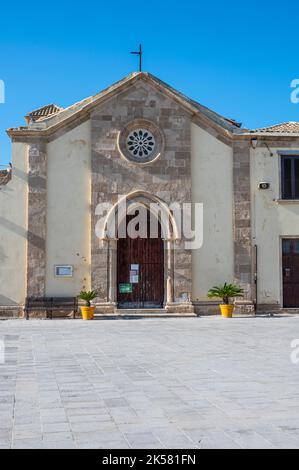 Marzamemi, Italien - 09-14-2022: Charakteristische Kirche auf dem Hauptplatz von Marzamemi Stockfoto