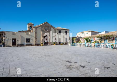 Marzamemi, Italien - 09-14-2022: Charakteristische Kirche auf dem Hauptplatz von Marzamemi Stockfoto