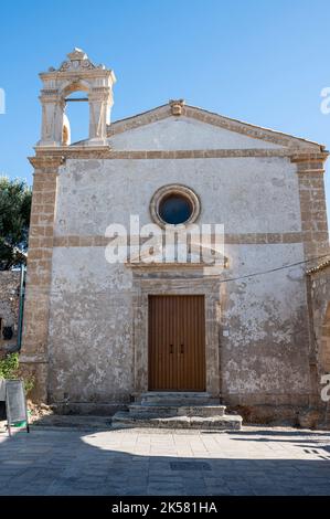 Marzamemi, Italien - 09-14-2022: Charakteristische Kirche auf dem Hauptplatz von Marzamemi Stockfoto