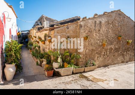 Marzamemi, Italien - 09-14-2022: Kleine farbige Straßen im historischen Zentrum von Marzamemi Stockfoto