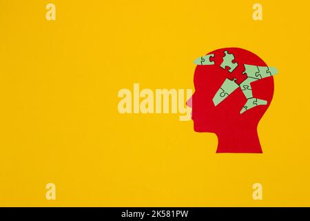 Roter Papierkopf, ihr Gehirn Puzzleteile zusammenfügen, perfekte Geschäftsidee, Kopierraum, kreatives Geschäftsdesign Stockfoto