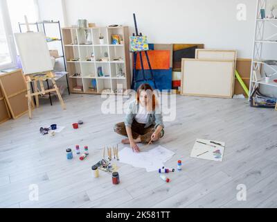 Malerei Kunst Künstler Frau Zeichnung im Lichtstudio Stockfoto