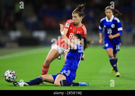 Angharad James aus Wales (links) und Marija Aleksic aus Bosnien und Herzegowina kämpfen während des FIFA Frauen-WM-Play-off-Spiels im Cardiff City Stadium, Wales, um den Ball. Bilddatum: Donnerstag, 6. Oktober 2022. Stockfoto